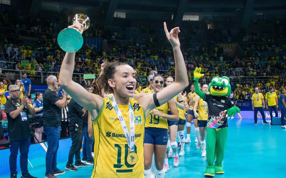 Gabi Guimarães com troféu do Sul-Americano de vôlei