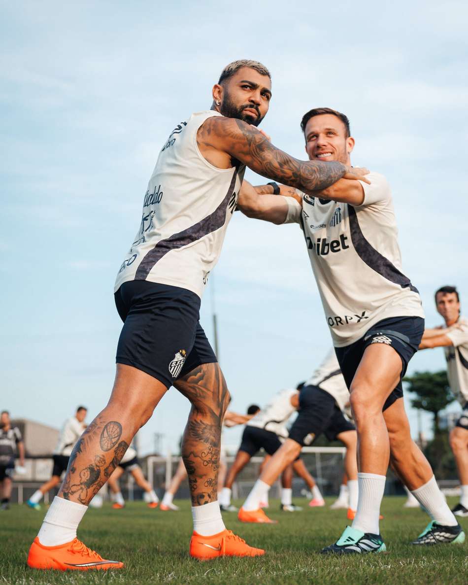 Gabigol e Arthur durante treino do Santos (Foto: Raul Baretta/ Santos FC)