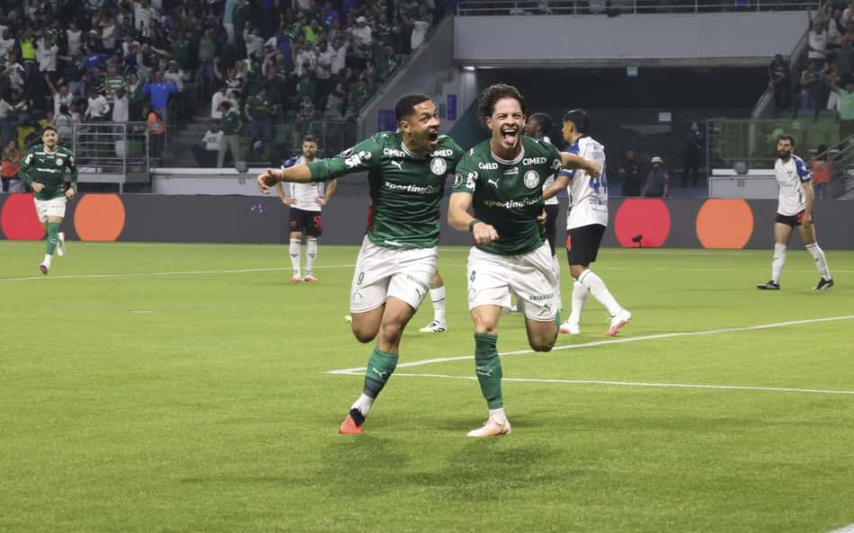 Giay, do Palmeiras, comemora seu gol contra a LDU pela Libertadores