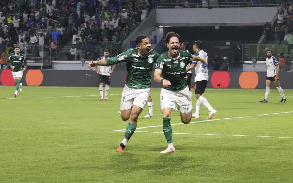 Giay, do Palmeiras, comemora seu gol contra a LDU pela Libertadores