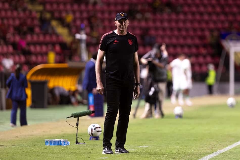Gilmar Dal Pozzo de roupa preta, boné, no gramado