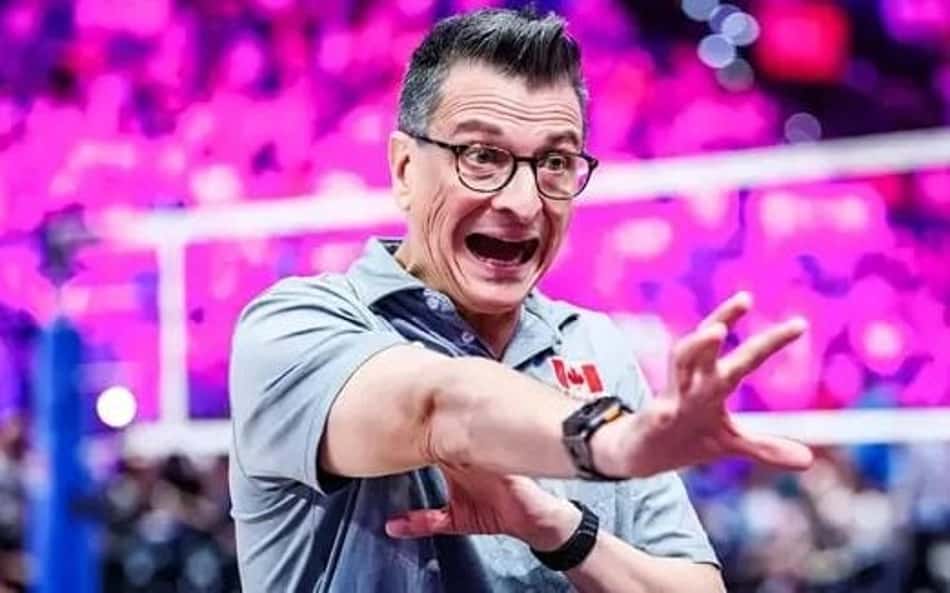 Giovanni Guidetti, técnico do vôlei feminino do Canadá, gesticula em partida da seleção
