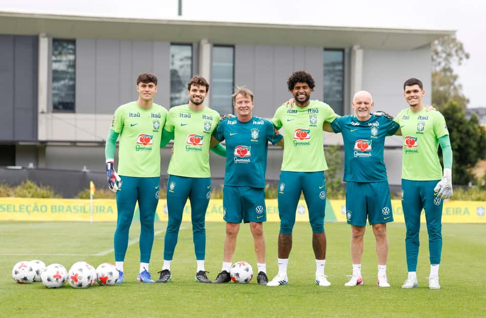 Gabriel Menegon, Otávio, Marquinhos, Hugo Souza, Taffarel e Pedro Morisco com a Seleção na Austrália