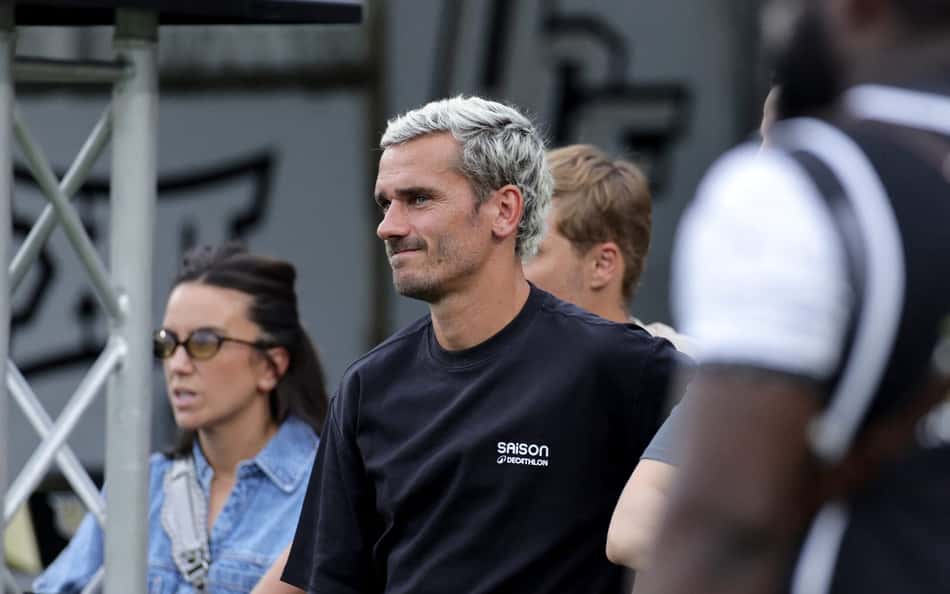 Griezmann de camisa preta sorri