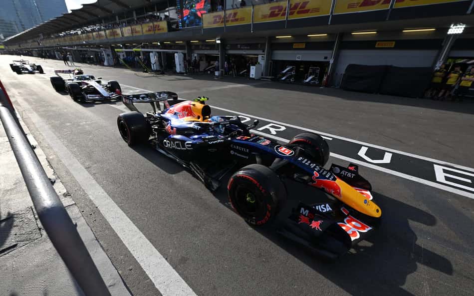 Isack Hadjar no paddock do GP do Azerbaijão pela F1 2026