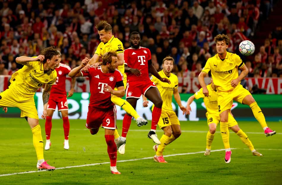 O atacante inglês do Bayern de Munique, camisa 9, Harry Kane (C), marca o segundo gol de sua equipe durante a partida da Liga dos Campeões da UEFA entre FC Bayern de Munique e Bodo/Glimt, no Estádio Allianz Arena, em Munique, em 10 de setembro de 2026.
