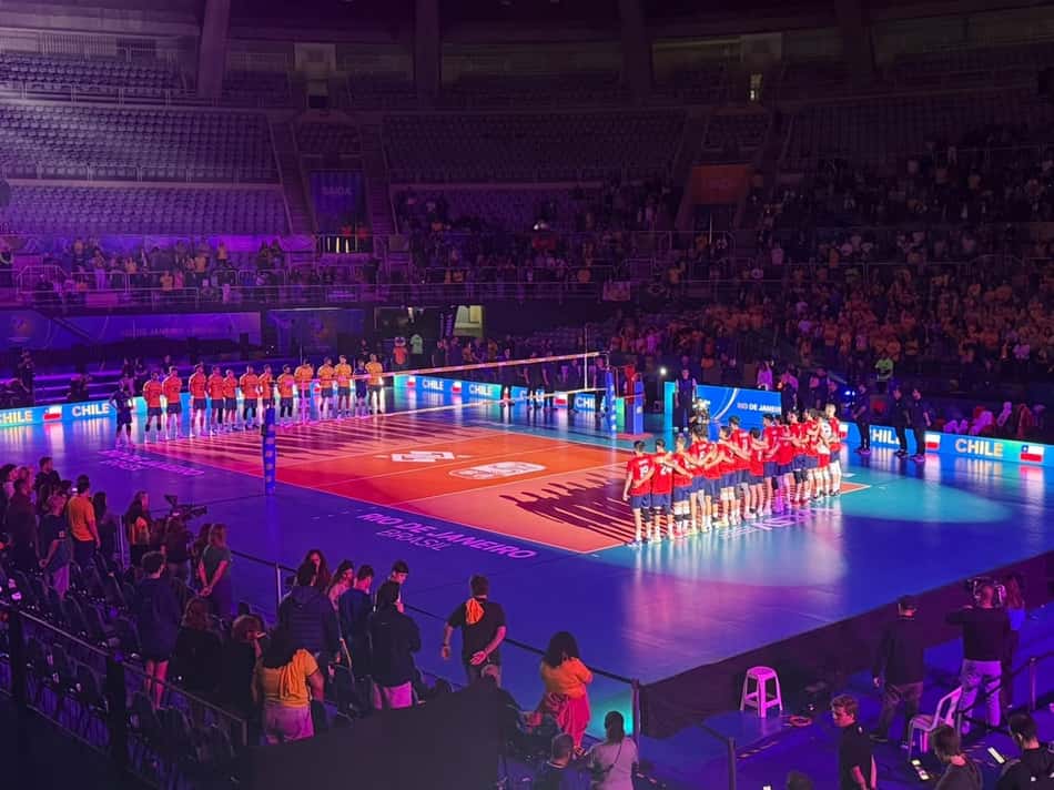 Jogadores perfilados em quadra para a execução dos hinos nacionais