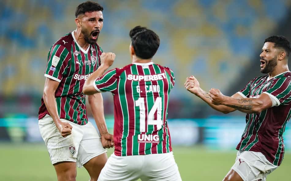 Ignacio comemora com jogadores do Fluminense