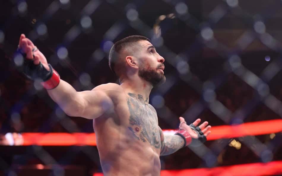 Ilia Topuria derrotou o Charles do Bronx no UFC 317