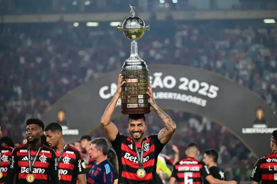 Danilo com a taça da Libertadores do Flamengo