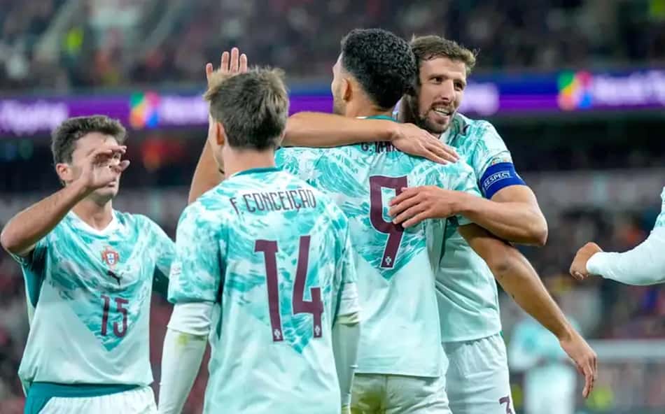 Gonçalo Ramos comemora gol de Portugal com companheiros contra a Noruega pela Liga das Nações