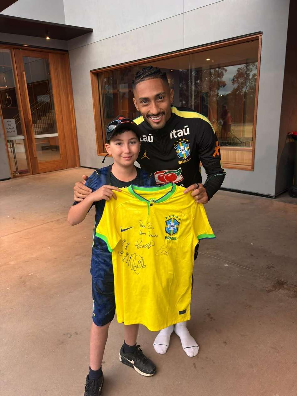 Raphinha e Zion, torcedor pequeno que é fá do atacante da Seleção Brasileira