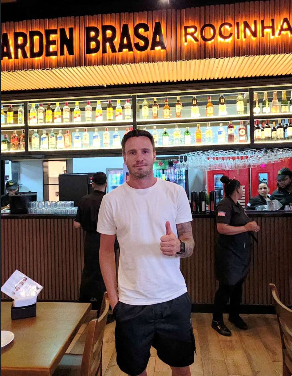 Saúl, do Flamengo, durante visita ao Garden Brasa, na Rocinha