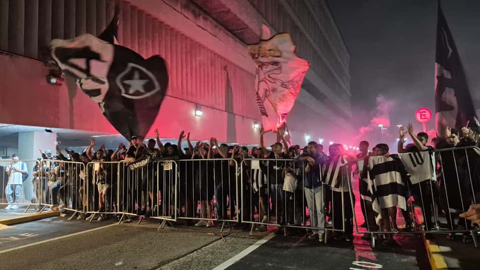 Torcedores do Botafogo na chegada do Ziyech no aeroporto