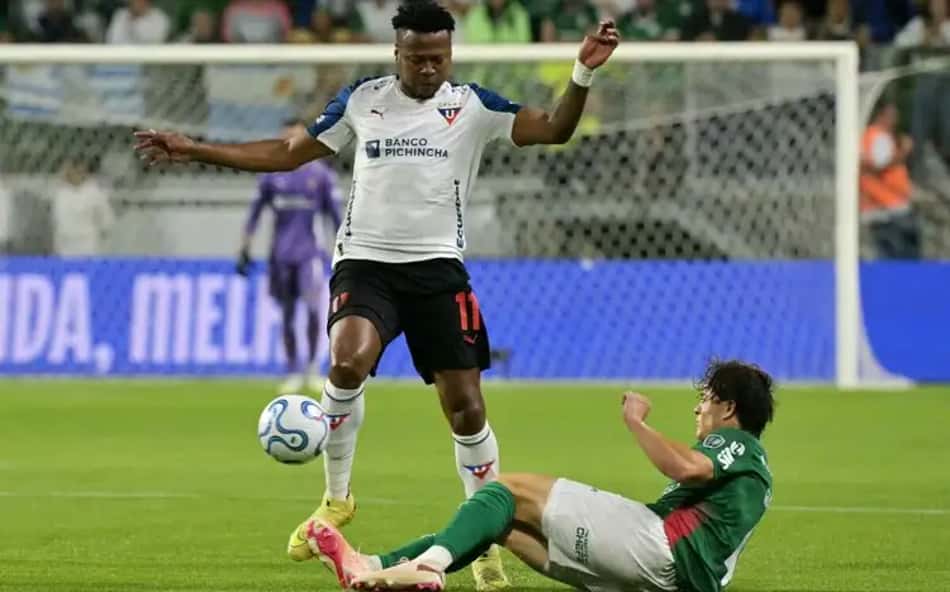 Giay abre o placar para o Palmeiras, contra o LDU