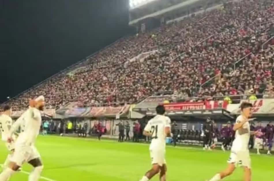 Memphis Depay mostra dedo do meio para a torcida do Estudiantes 