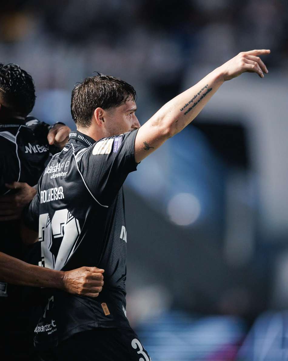 Rollheiser comemorando gol em Santos x Cruzeiro, pelo Campeonato Brasileiro 