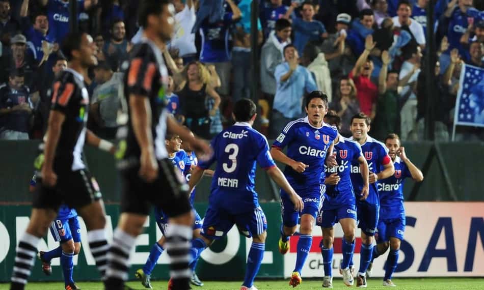 Jogadores do Universidad de Chile comemoram o primeiro gol na vitória por 2 a 0 que eliminou o Vasco na semifinal da Copa Sul-Americana