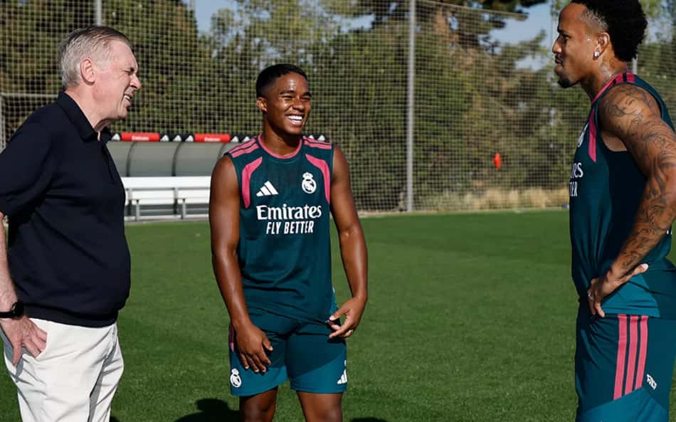 Carlo Ancelotti conversa com Endrick e Militão em visita ao Real Madrid