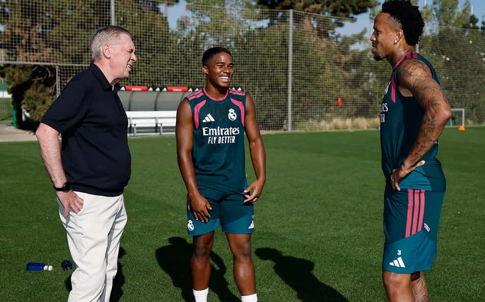 Carlo Ancelotti conversa com Endrick e Militão em visita ao Real Madrid