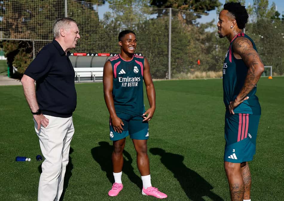 Carlo Ancelotti conversa com Endrick e Militão em visita ao Real Madrid