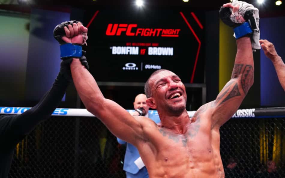 A emoção de Raoni Barcelos com a quarta vitória seguida no UFC (Divulgação)