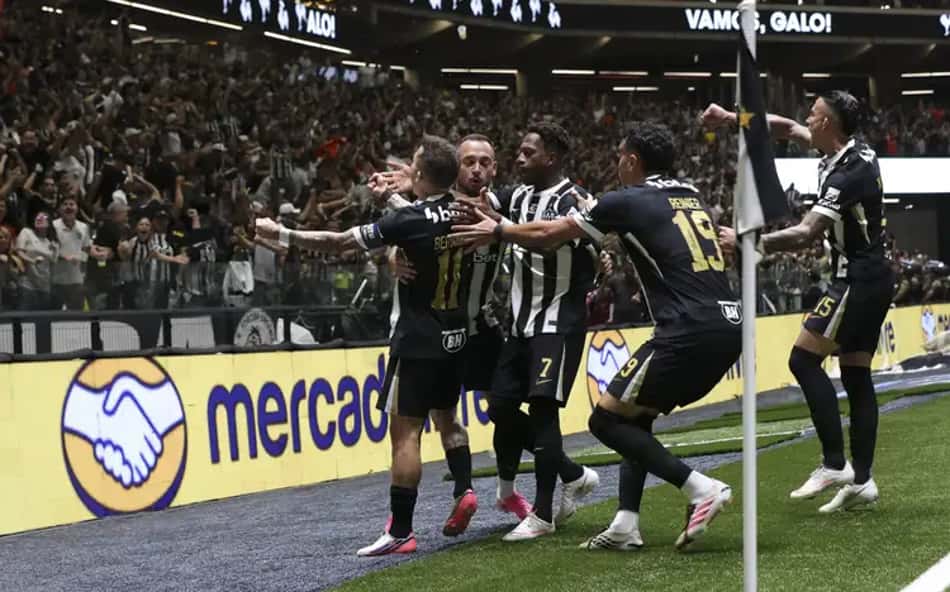 Jogadores do Atlético-MG comemorando juntos