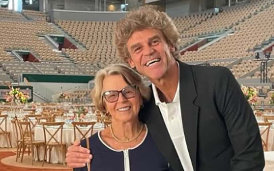 Guga Kuerten com a mãe, Alice, em Roland Garros em 2025 (Reprodução)