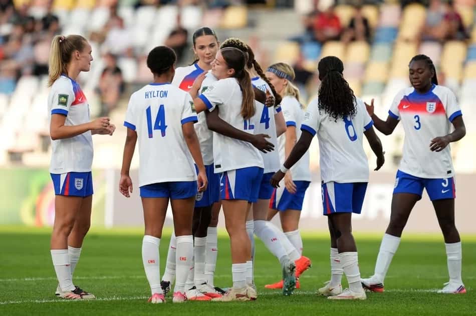 Jogadoras da seleção da Inglaterra comemoram vitória sobre a Tanzânia na Copa do Mundo Sub-20