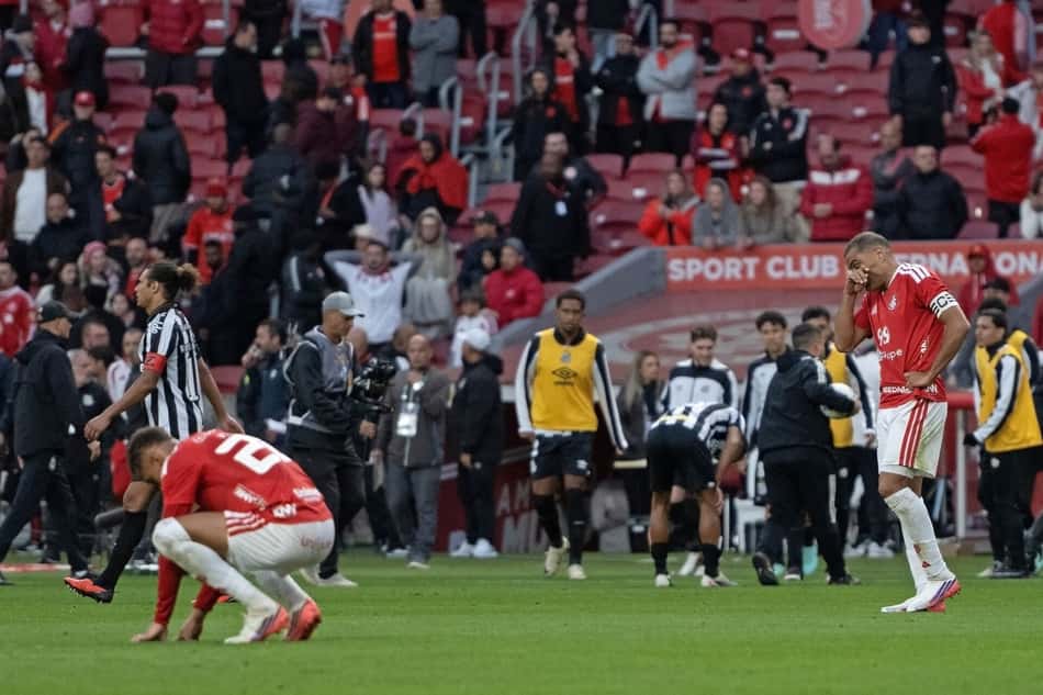 Gabriel Mercado, em pé, lamenta derrota do Inter para o Santos no Beira-Rio