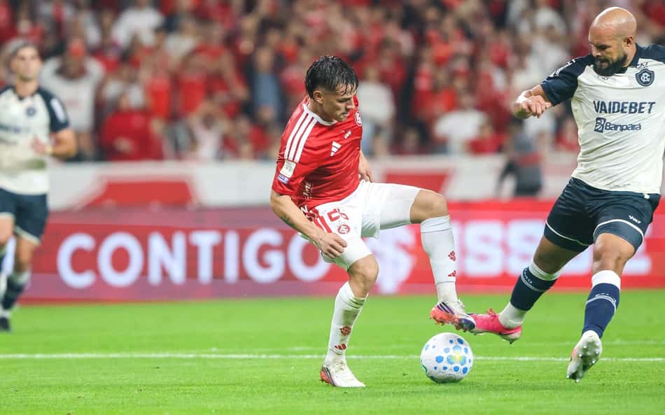 Jogador do Internacional disputa bola com jogador do Remo