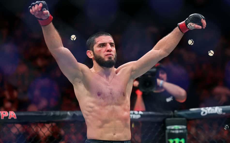 Islam Makhachev comemora vitória em disputa de cinturão no UFC 330