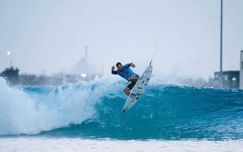 O brasileiro Ítalo Ferreira surfa as ondas artificiais de Abu Dhabi pelo Circuito Mundial de Surfe de 2025