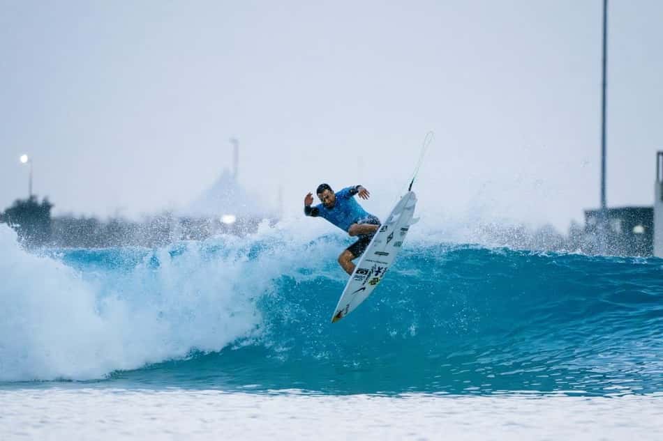 O brasileiro Ítalo Ferreira surfa as ondas artificiais de Abu Dhabi pelo Circuito Mundial de Surfe de 2025