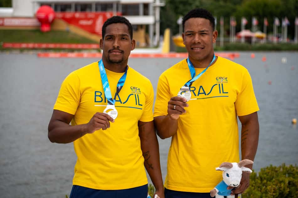 Os brasileiros Jacky Godmann e Gabriel Nascimento mostram a medalha de prata conquistada no Mundial de Canoagem Velocidade 2026