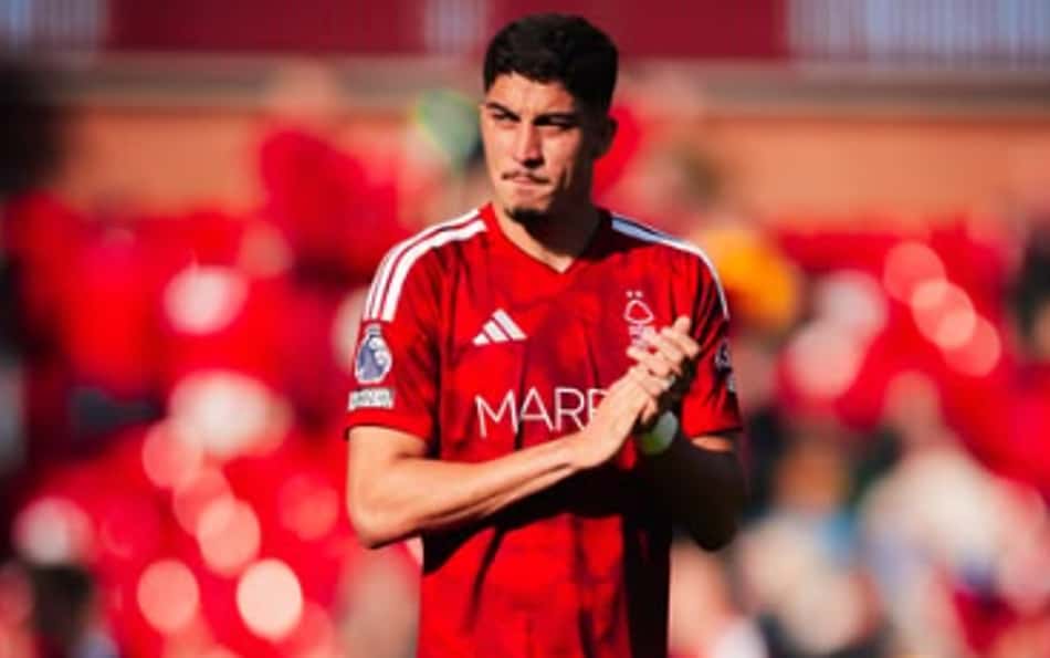Zagueiro Jair, do Nottingham Forest, comemora convocação inédita para a Seleção Brasileira