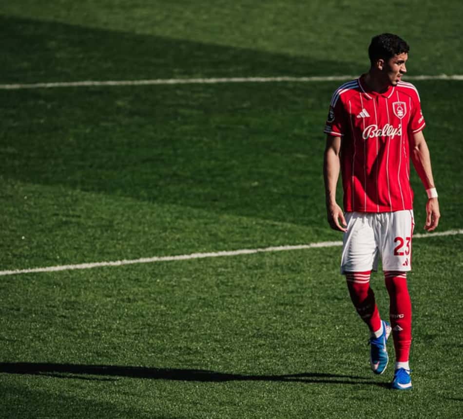 Zagueiro Jair, do Nottingham Forest, comemora convocação inédita para a Seleção Brasileira