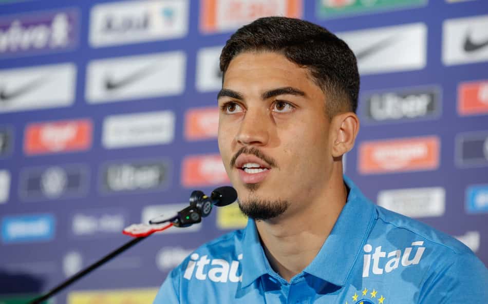 Estreante na Seleção, Jair revela inspiração na zaga