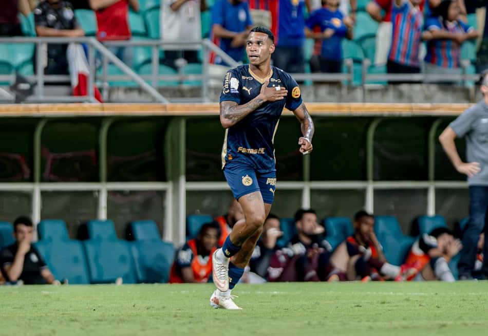 Jean Lucas comemora seu gol no jogo do Bahia contra o Remo pelo Brasileirão