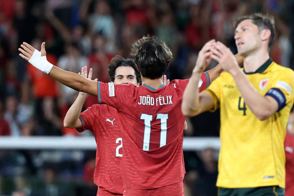 O atacante português nº 11, João Félix, comemora com o companheiro de equipe, o meio-campista nº 23, Vitor Ferreira "Vitinha", depois de marcar o primeiro gol de seu time durante a partida de futebol do grupo A4 da fase da Liga das Nações da UEFA, entre Portugal e País de Gales, no estádio José Alvalade, em Lisboa, em 24 de setembro de 2026
