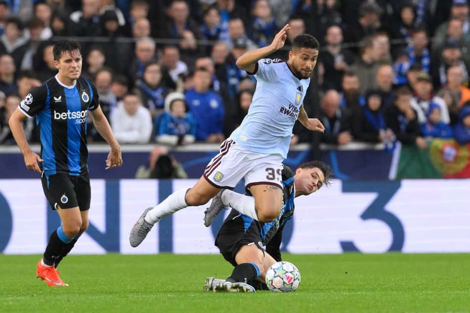 O meio-campista brasileiro do Aston Villa, número 35, João Gomes (à direita), é desarmado pelo meio-campista inglês do Club Brugge, número 08, Freddie Potts, durante a partida da fase de grupos da Liga dos Campeões da UEFA, 1ª rodada, entre Club Brugge KV e Aston Villa FC, no Estádio Jan Breydel, em Bruges, em 8 de setembro de 2026. 