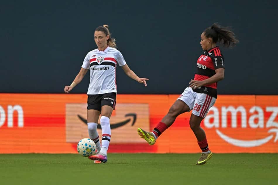 Flamengo e São Paulo se enfrentando pela partida de ida da semifinal do Brasileirão Feminino.