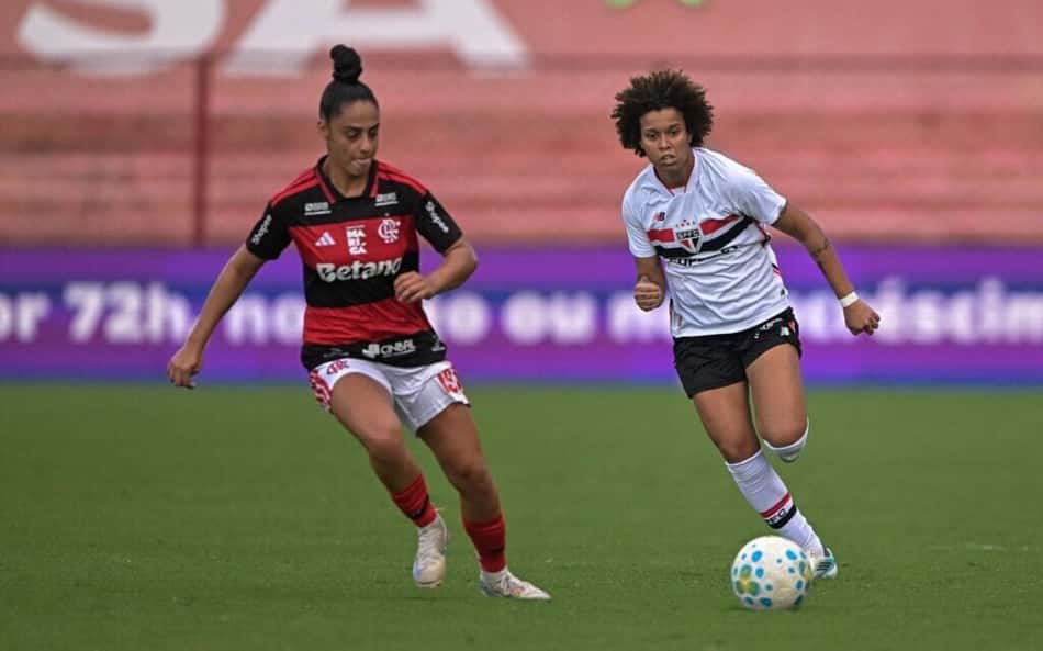 Flamengo e São Paulo se enfrentando pela partida de ida da semifinal do Brasileirão Feminino.