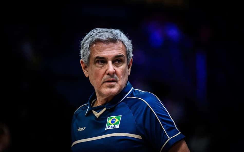 José Roberto Guimarães à beira da quadra pela Seleção Brasileira Feminina de Vôlei na VNL 2025 (Foto: Volleyball World)