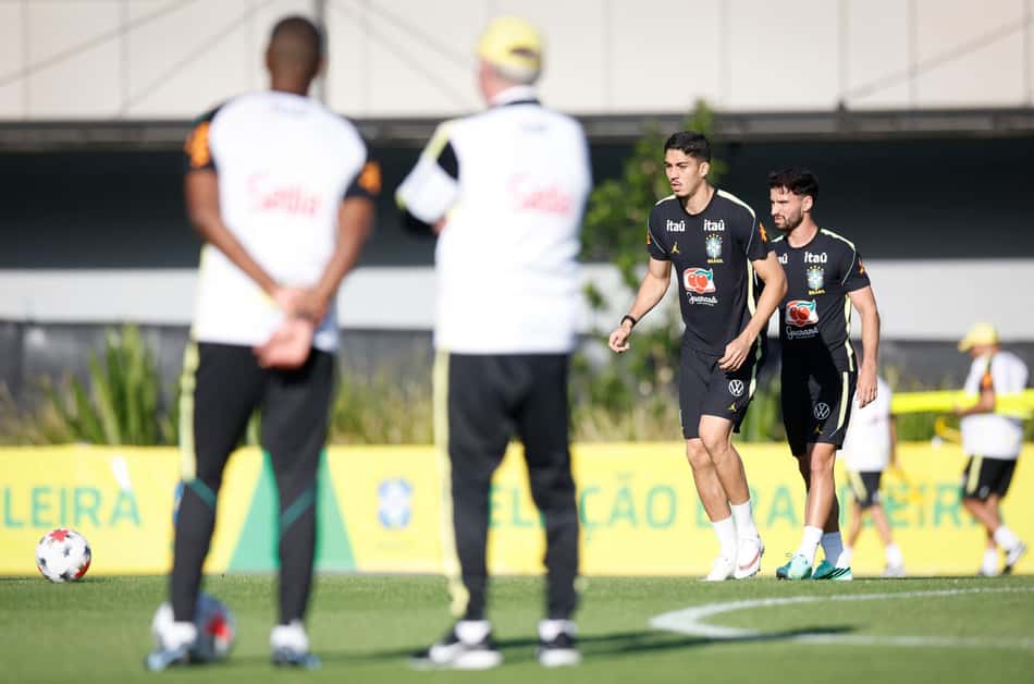 Ancelotti, de costas, conversando com Juan, durante treino da Seleção em Brisbane, na Austrália