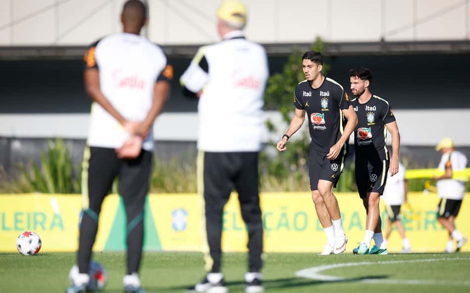 Ancelotti, de costas, conversando com Juan, durante treino da Seleção em Brisbane, na Austrália