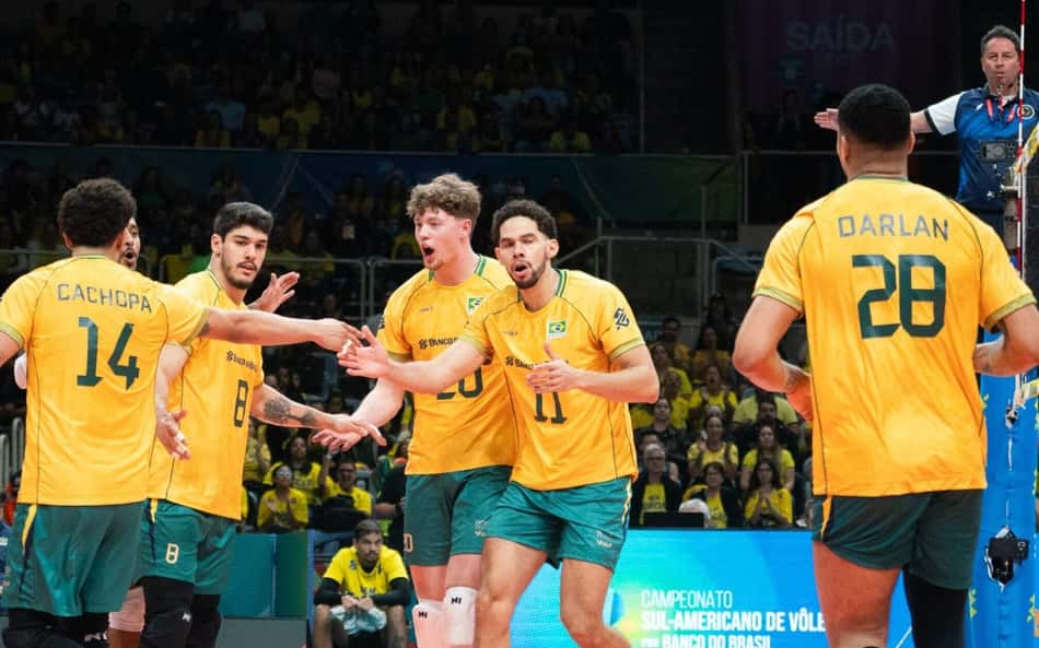 Judson comemora ponto com companheiros em Brasil x Bolívia pelo Sul-Americano de vôlei