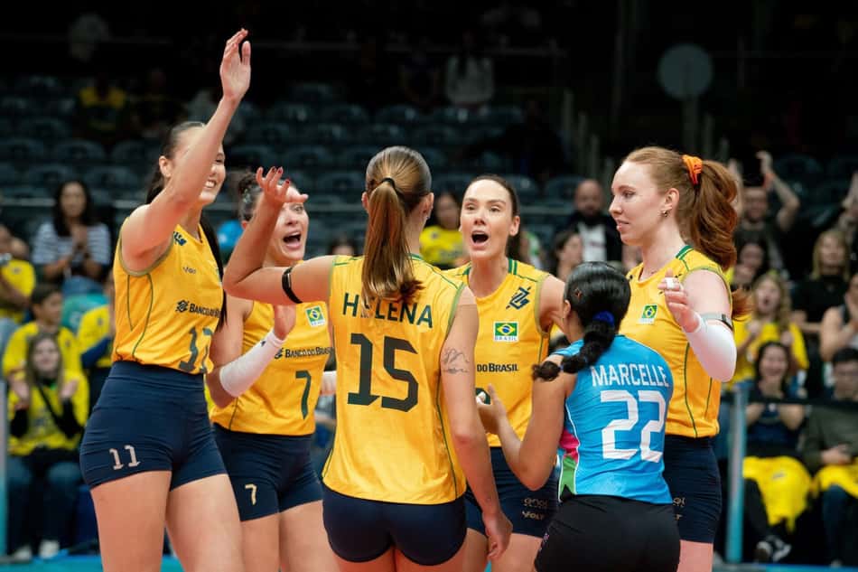 Julia Bergmann, à direita, comemora ponto do Brasil na estreia do Sul-Americano de vôlei 