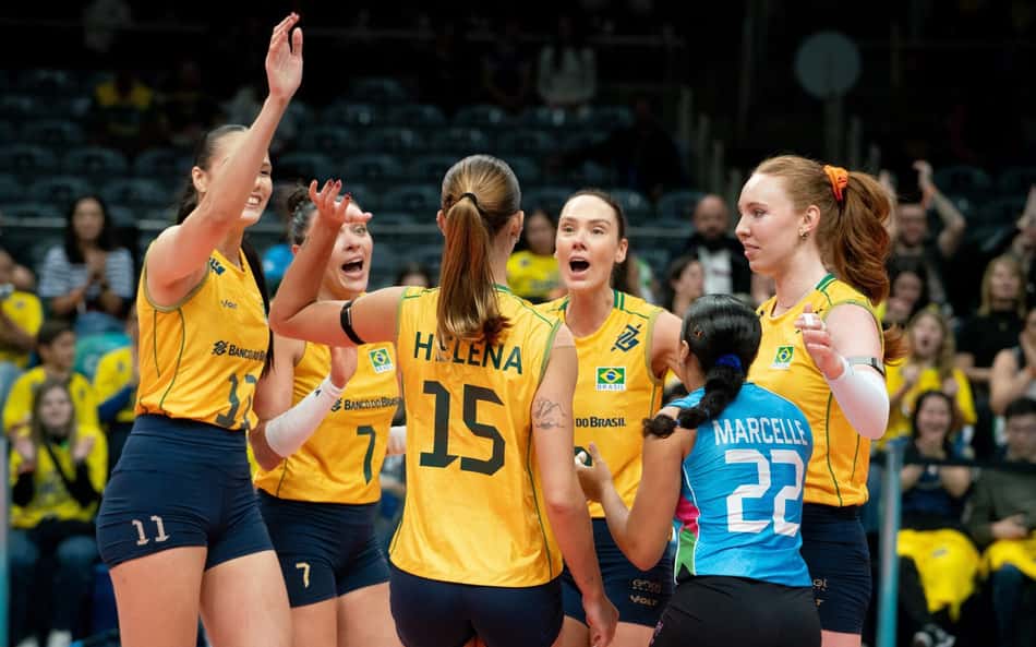 Julia Bergmann, à direita, comemora ponto do Brasil na estreia do Sul-Americano de vôlei