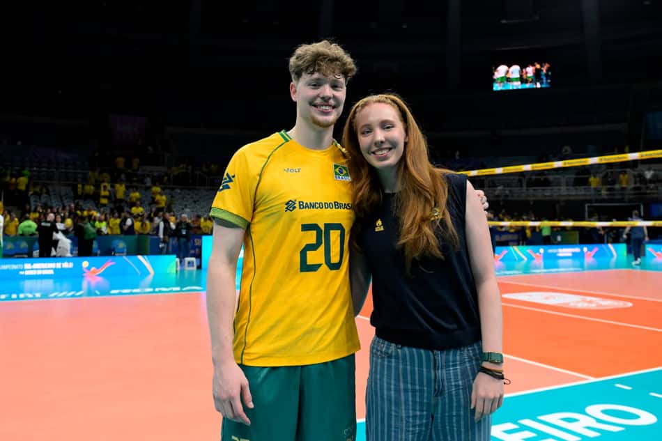 Os irmãos Bergmann, Lukas e Julia, posam para foto abraçados na quadra do Maracanãzinho